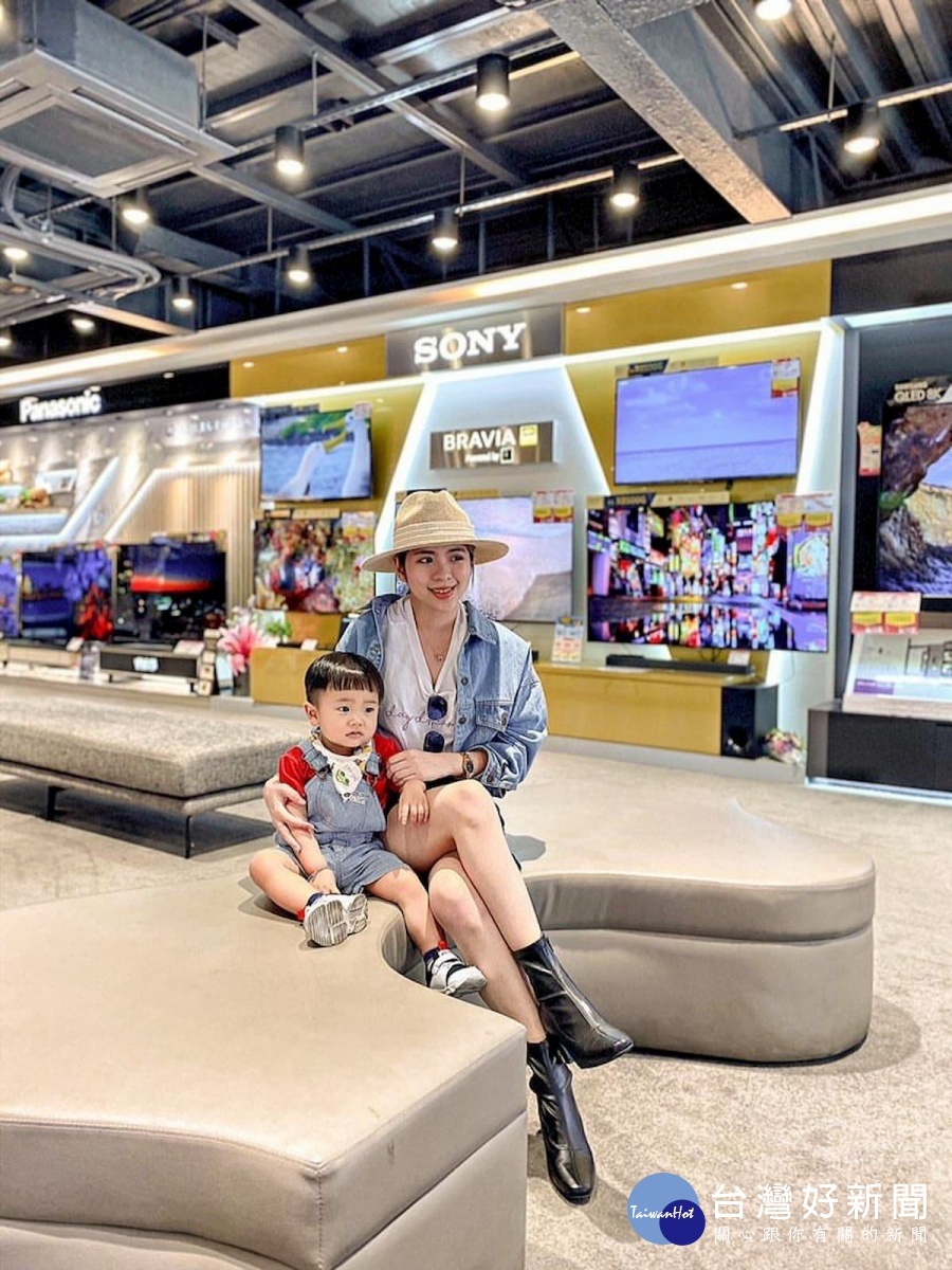 全國電子Digital City新型態門市裝潢寬敞舒適,適合全家一起來逛。