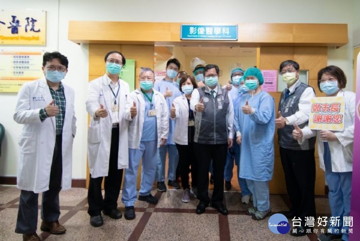 市長與醫護人員合影