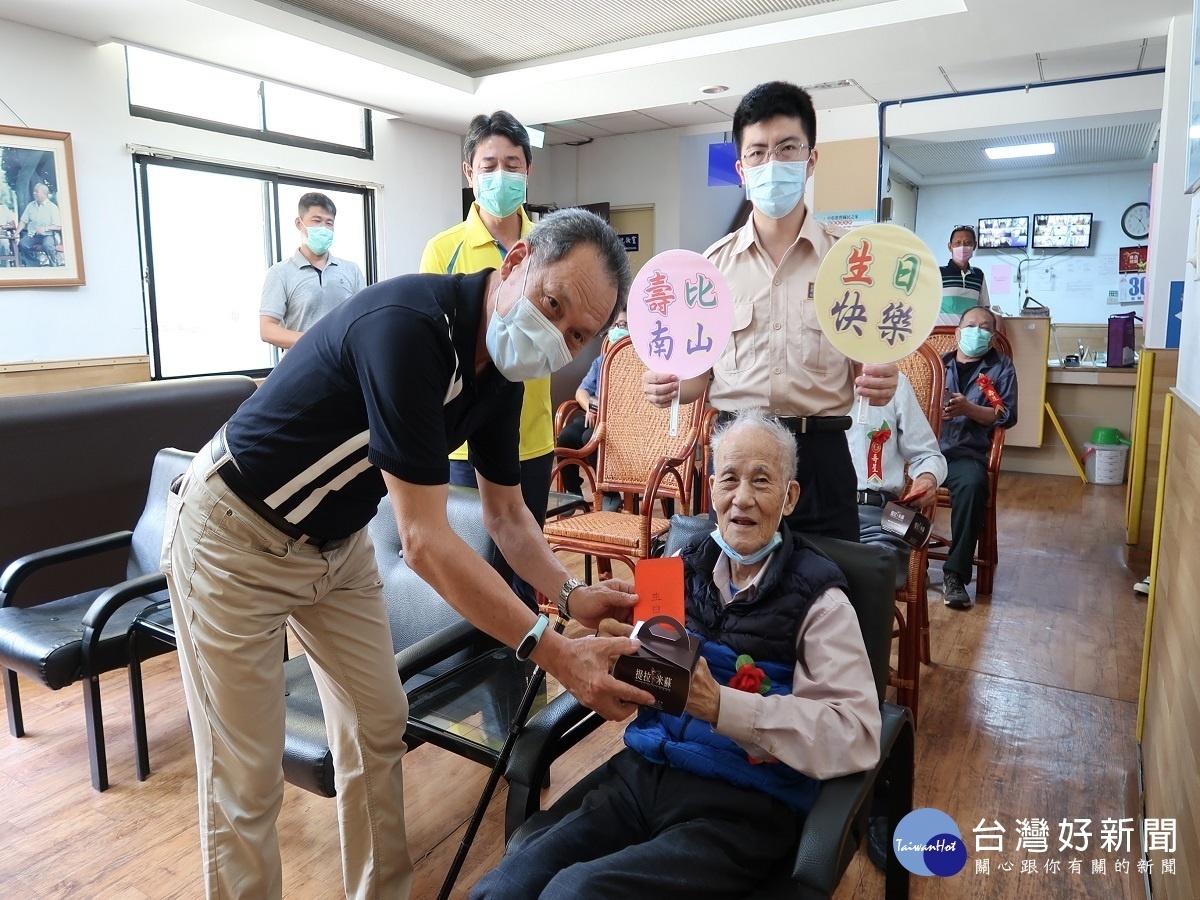 中彰榮家為百歲榮民慶生 感謝青年時抗戰為國付出