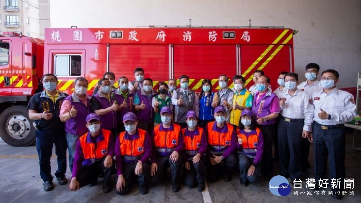 市長與大竹分隊消防弟兄合影