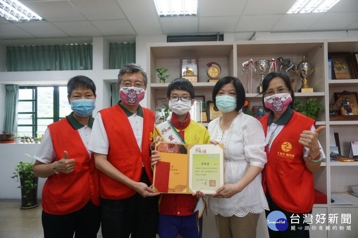 靈鷲山普仁小太陽專車巡迴桃園,頒發靈鷲山第10屆全國普仁獎。