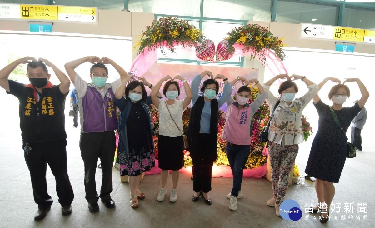 幸福城市美麗啟航,火車站內裝置花卉。