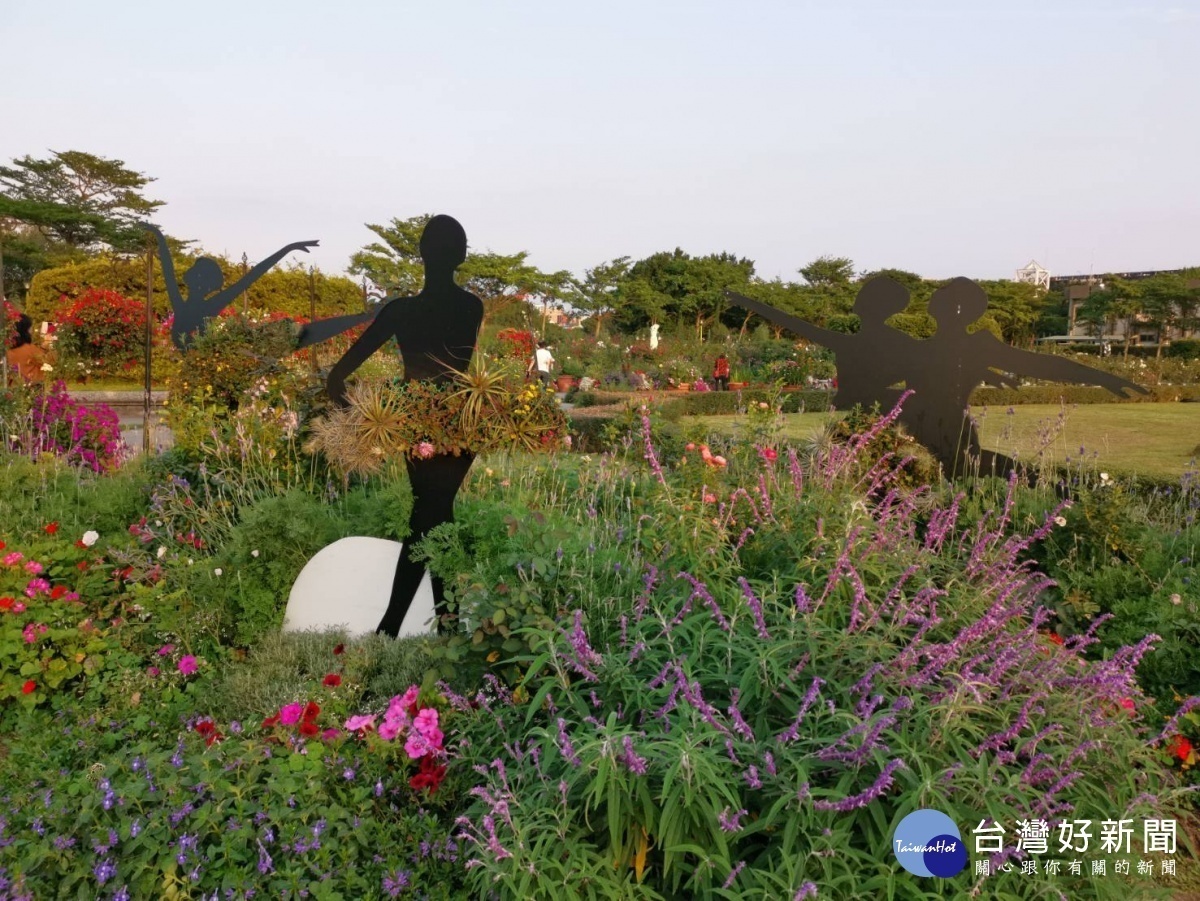 花海香草區墨西哥鼠尾草營造紫色浪漫氛圍（圖／台北市公園處提供）