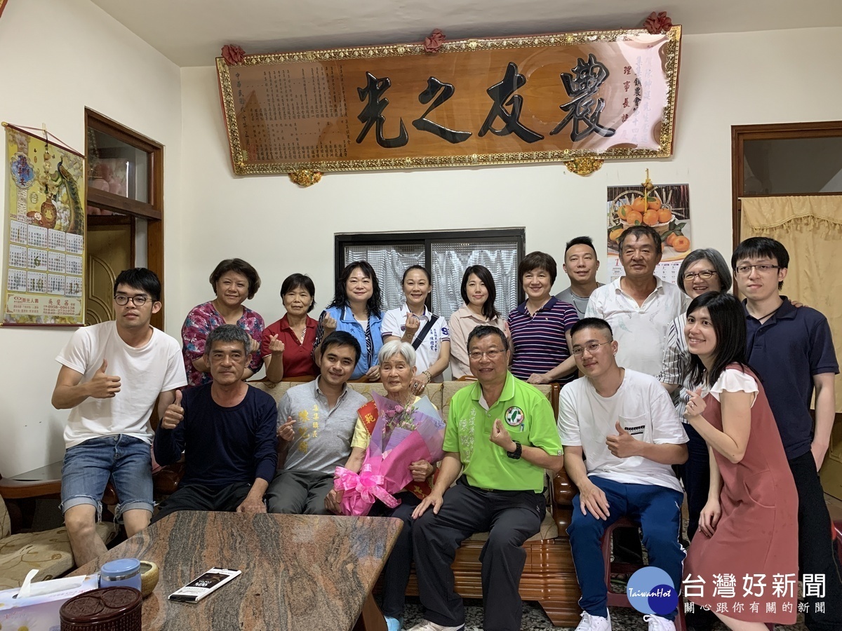集集鎮模範母親表揚,到府致上敬意!