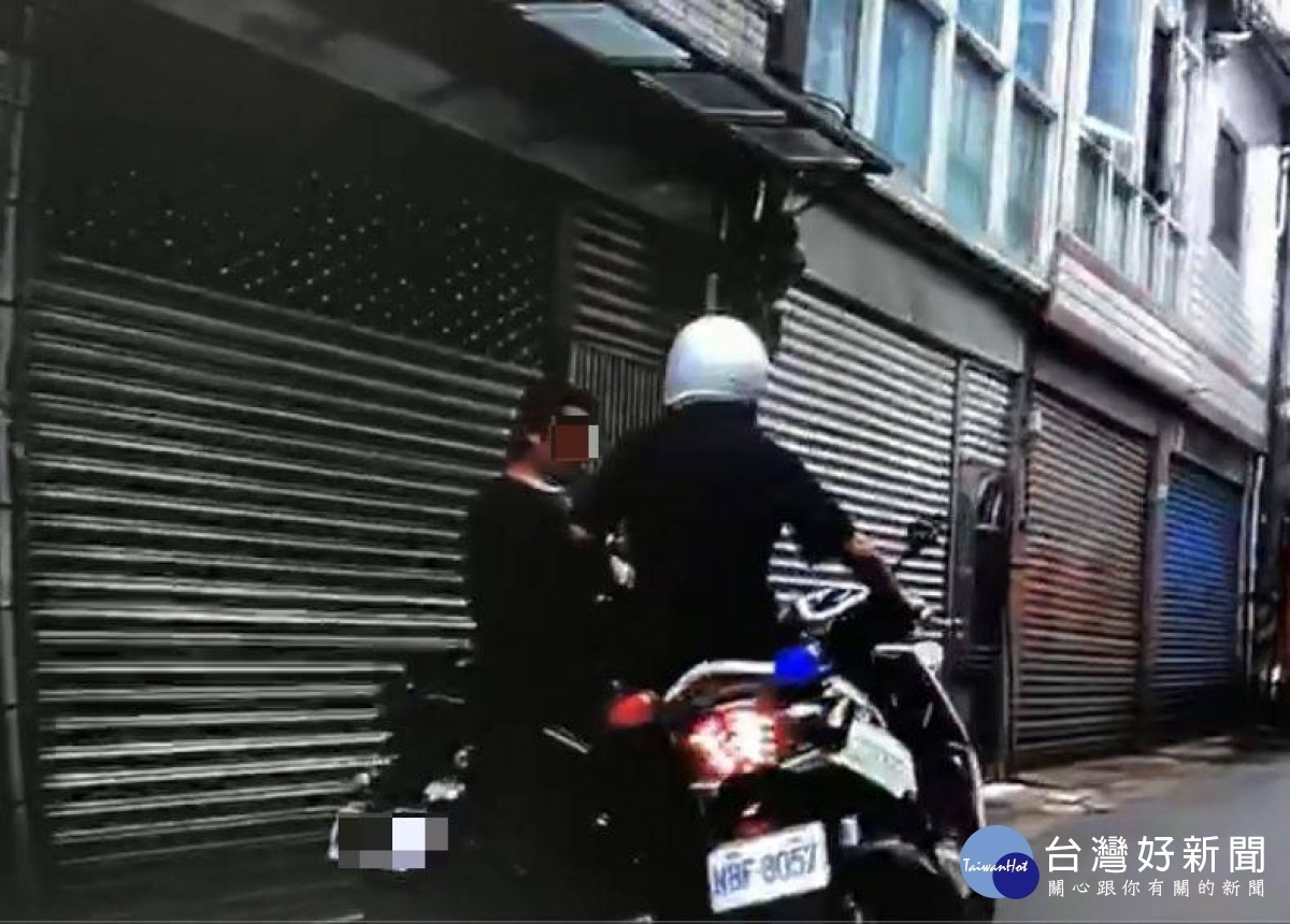 李姓女子陳姓男友因細故發生爭吵,陳男持菜刀揚言要對女子家人不利,警方將陳男逮捕送辦。