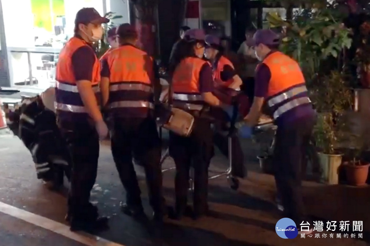 桃園市龜山區南上路一處透天厝發生火警,消防人員將受困的人員救出。