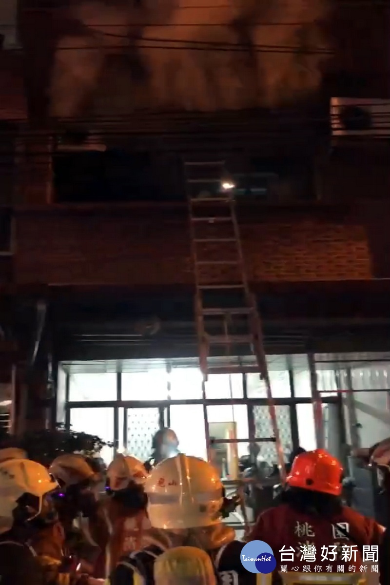 桃園市龜山區南上路一處透天厝發生火警,消防人員緊急搶救。