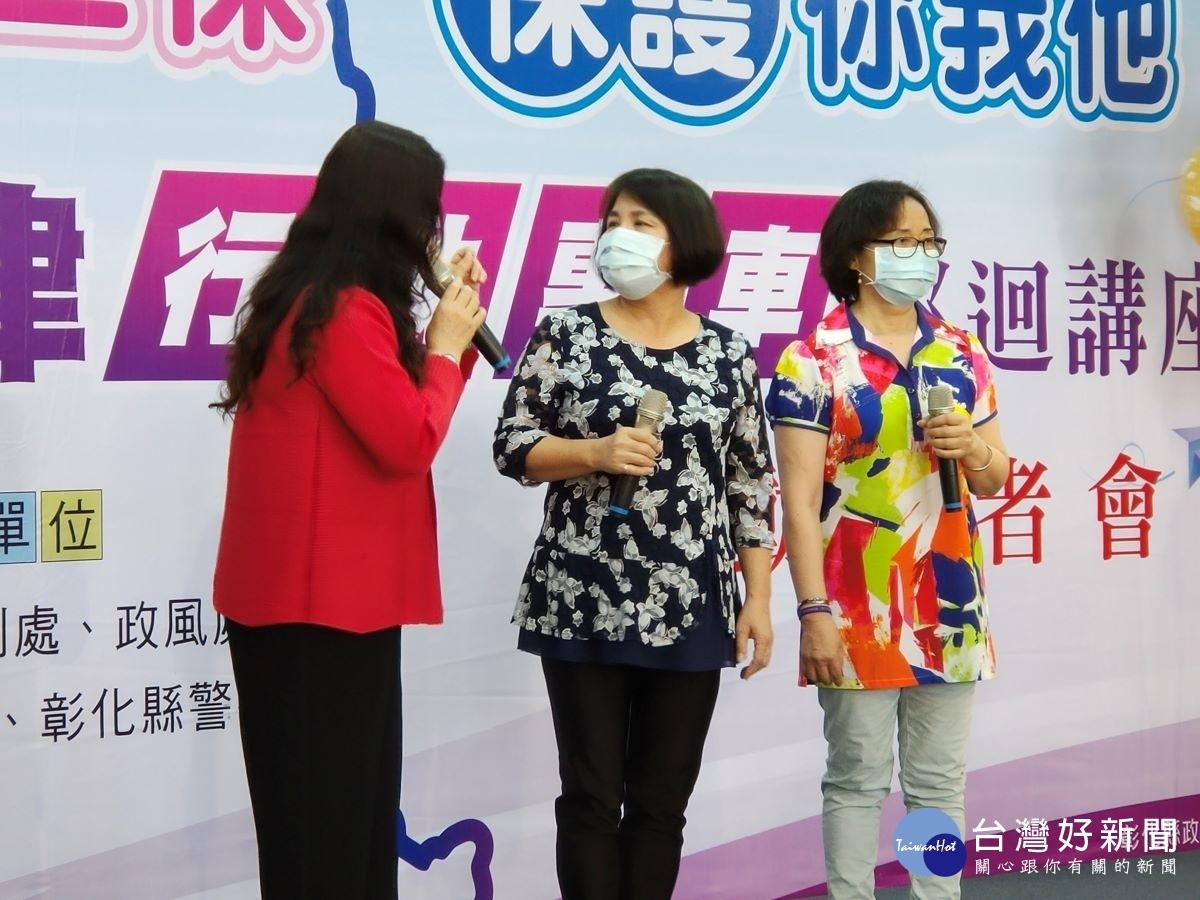 彰縣啟動「三保」巡迴社區宣導行動劇,強化「食安、稅務、反詐騙」宣導積極維護民眾權。圖/記者鄧富珍攝