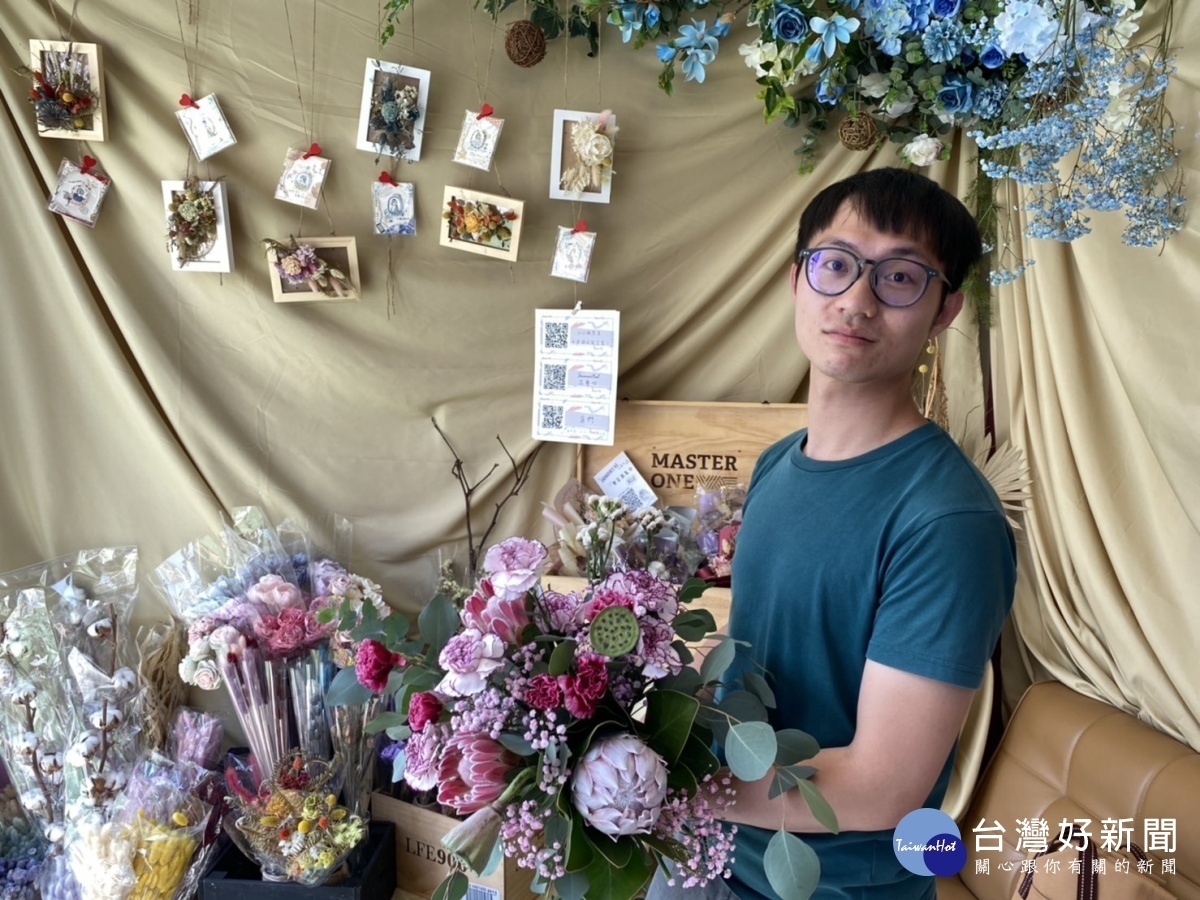 「Immortal花藝坊」的創業職人葉農,學生時期開始接觸園藝,從此種下熱愛花藝的種子。