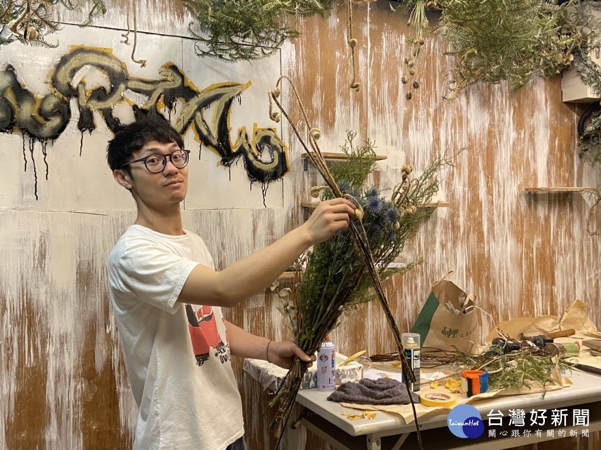 「Immortal花藝坊」的創業職人葉農,學生時期開始接觸園藝,從此種下熱愛花藝的種子。