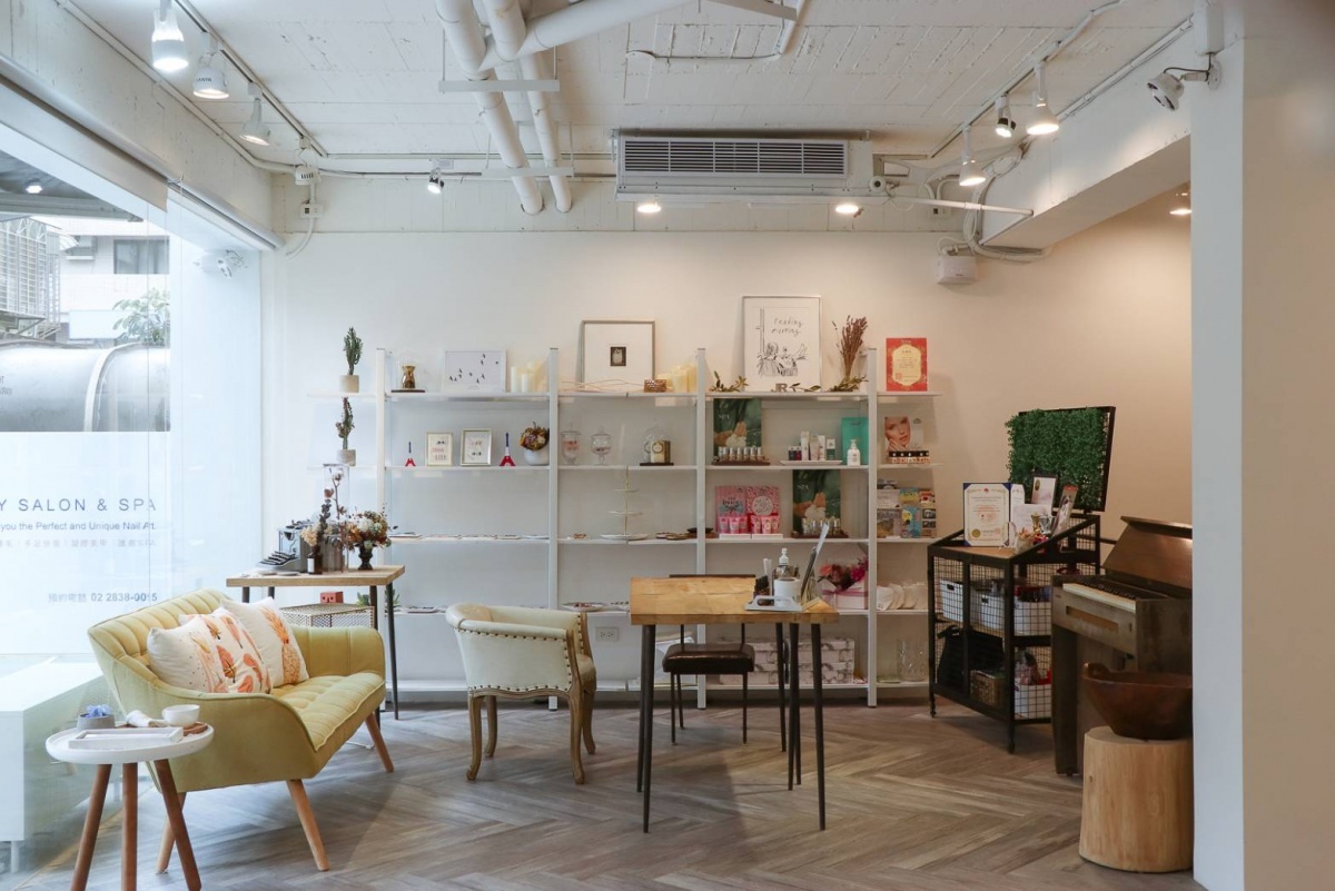 位於天母、淡水的JR美學苑,除紋繡外亦有美睫、美甲、美體spa、熱蠟除毛、手足保養等服務,是大台北知名的美容口碑店家。