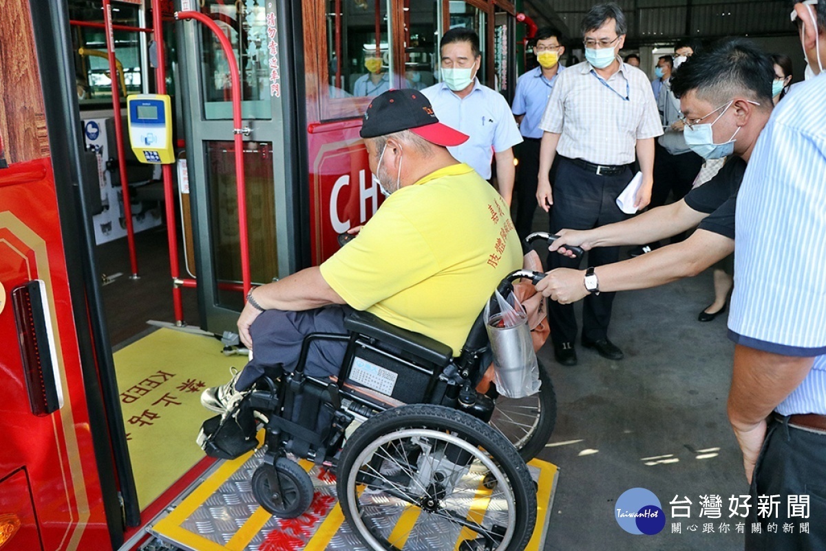 身心障礙朋友感受無障礙乘車環境/嘉義市府提供