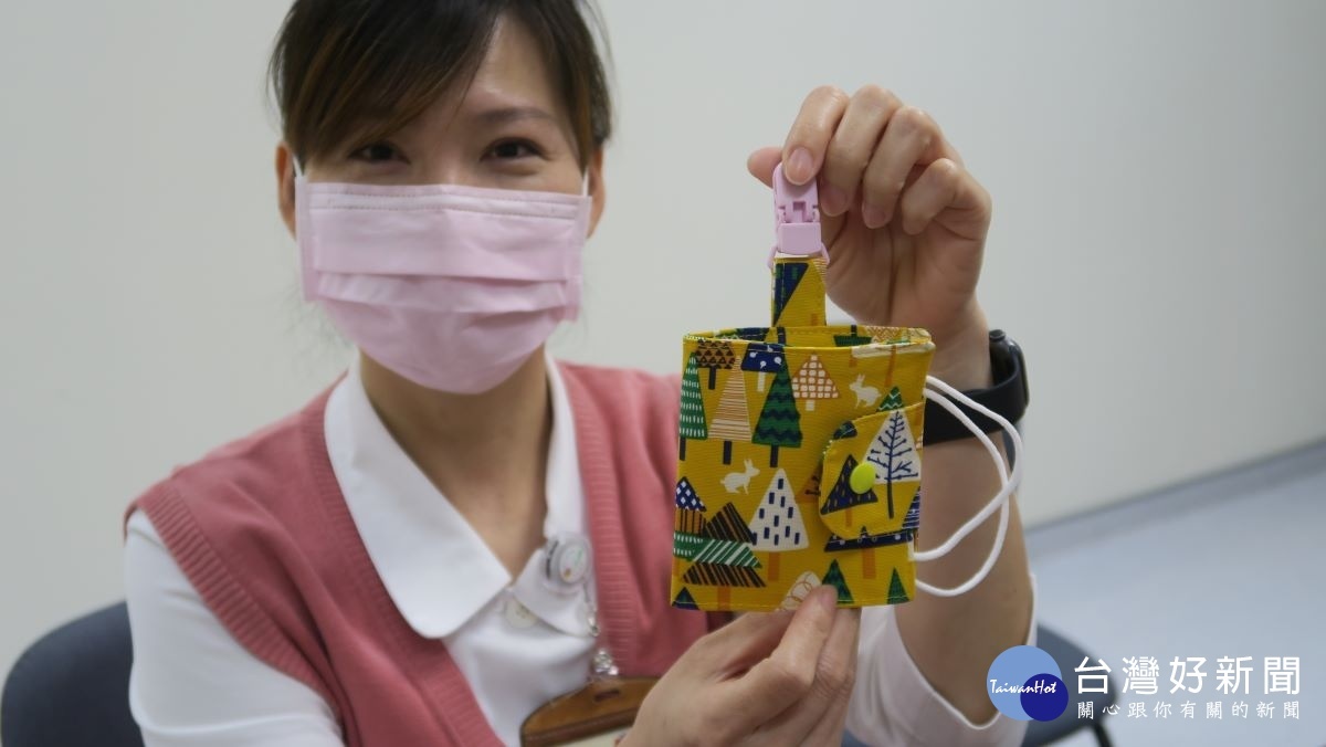 黃靜如縫製的口罩收納袋,花色都不一樣。