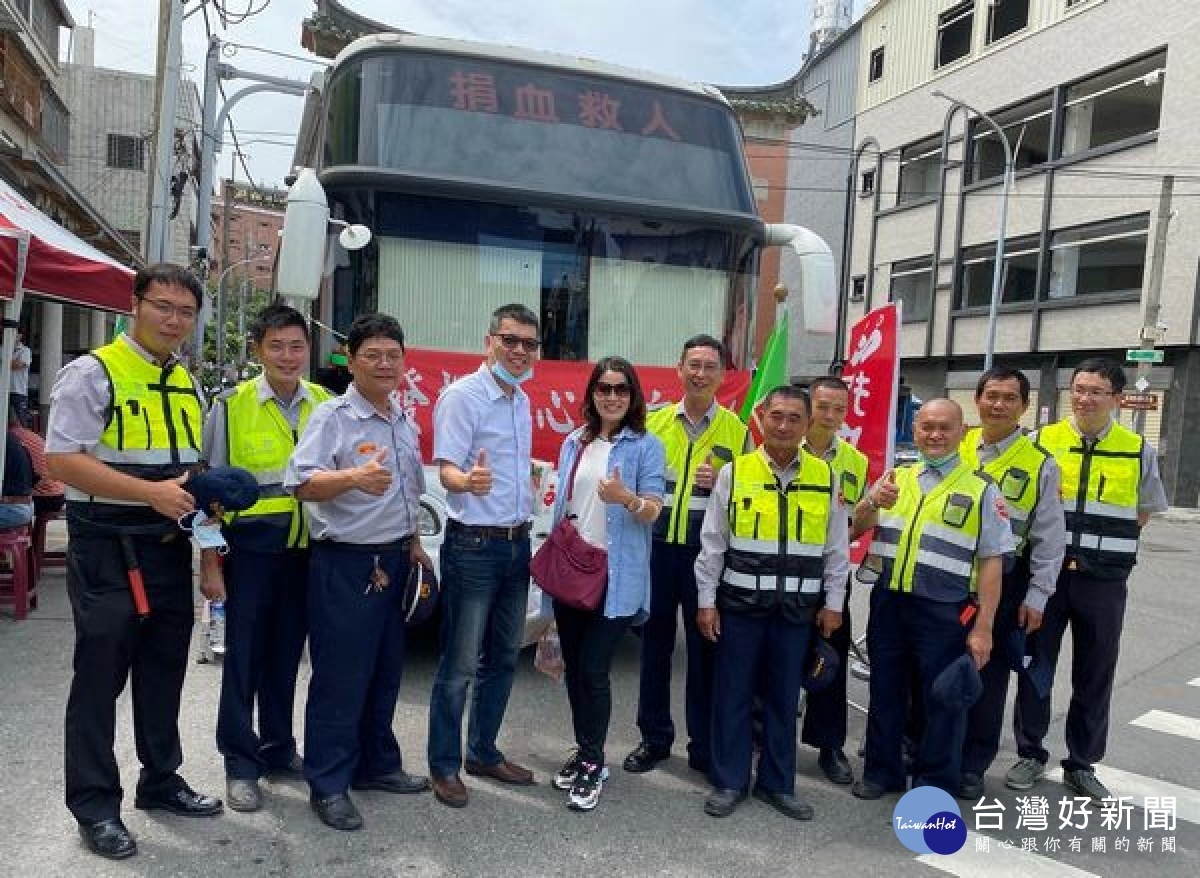 斗六分局林內分駐所結合林內團委會、民防及警友會等，號召鄉親一起挽袖捐熱血及宣導詐騙防制，除為堅守崗位的醫護人員加油，亦於解決防疫期間缺血問題。