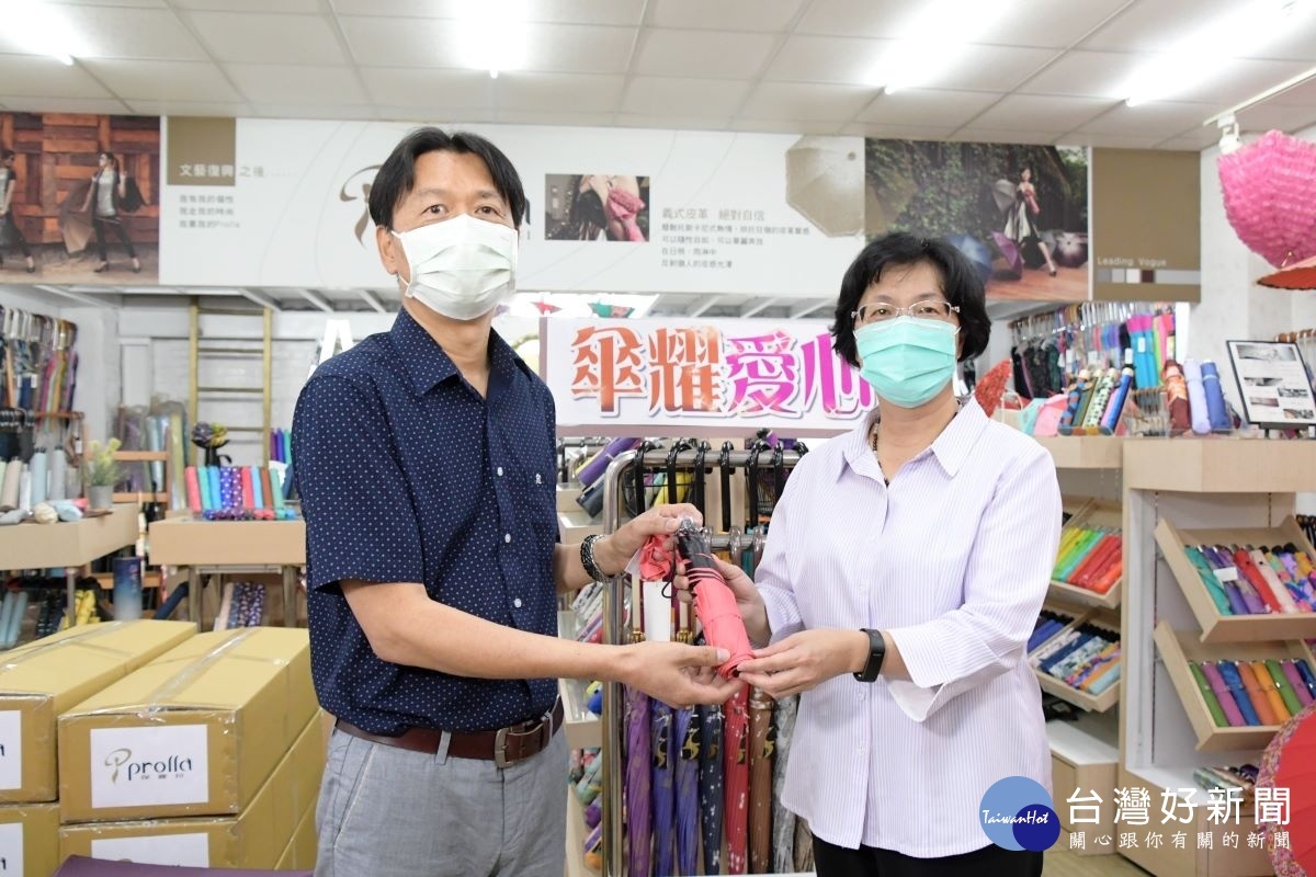 彰化在地企業捐贈1300支愛心傘供偏鄉學童使用,今日舉行捐贈儀式。