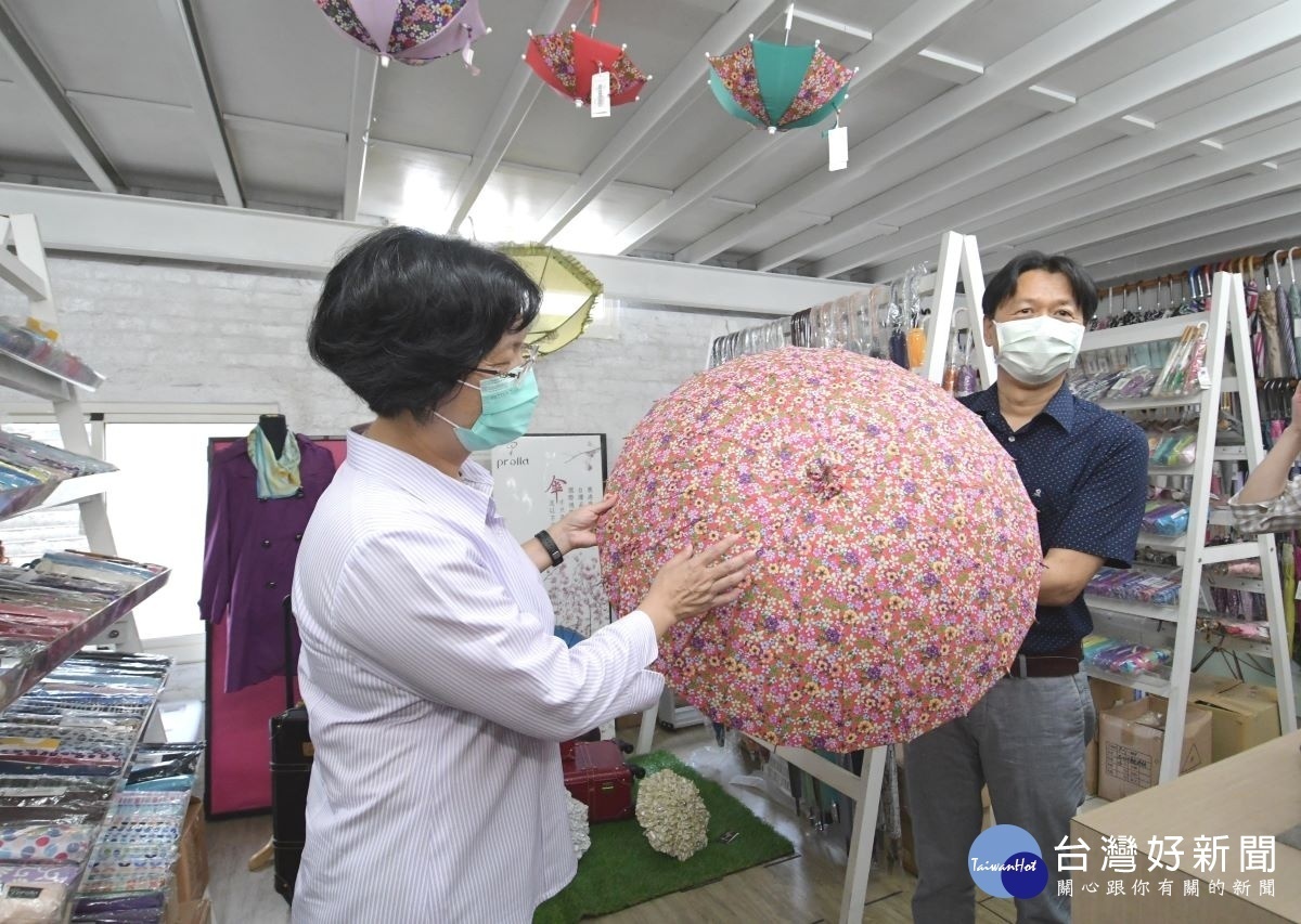 彰化縣長王惠美參觀秀裕企業表示,雨傘在過去是彰化重要的產業,王總經理精益求精,不斷追求雨傘的品質,有很好的成果之後,並能回饋地方,值得讚許表揚。