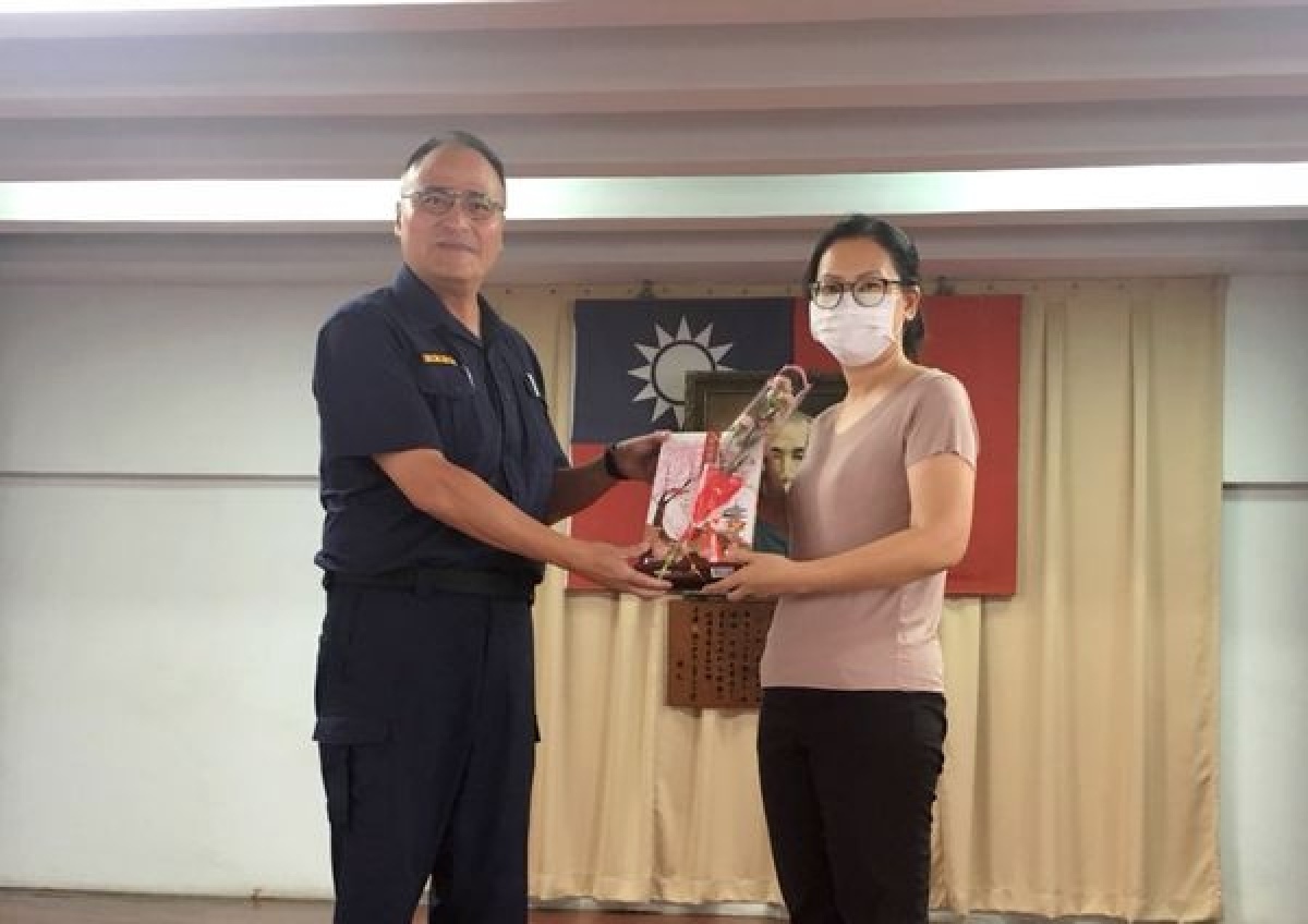 北港警分局長王立德貼心送上康乃馨及小禮物,由衷表達對偉大女性員警的祝福與敬意,也提醒男警們回家給媽媽及太太一個大大的擁抱,感謝母親為家庭的付出。