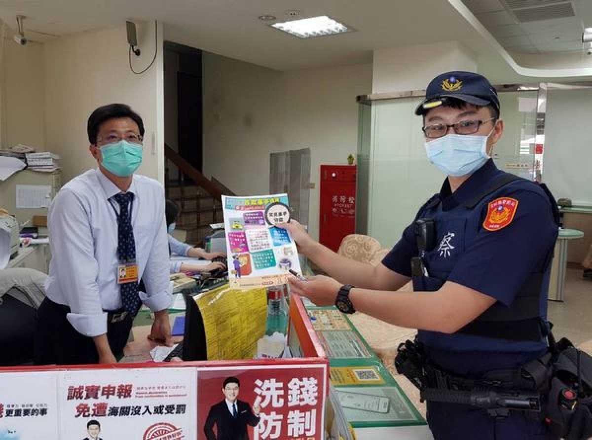 北港警分局為防範民眾遭詐騙,定期派員前往轄內金融機構、超商,與行員及業者進行交流,以防杜詐騙相關事宜,並向民眾宣導常見的詐騙手法,提醒碰到類似情形記得多查證。