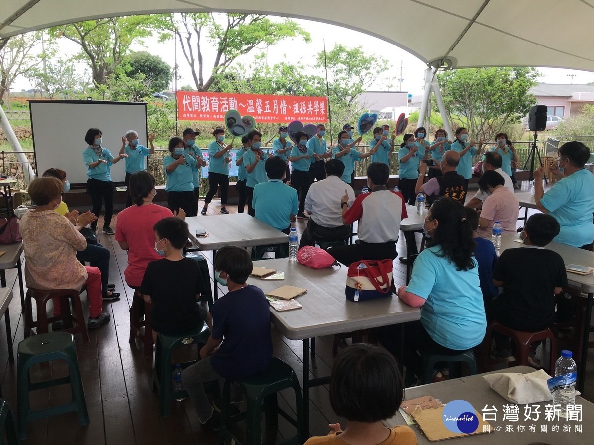 鳳山社區長輩們以手語等律動暖場。(記者扶小萍攝)