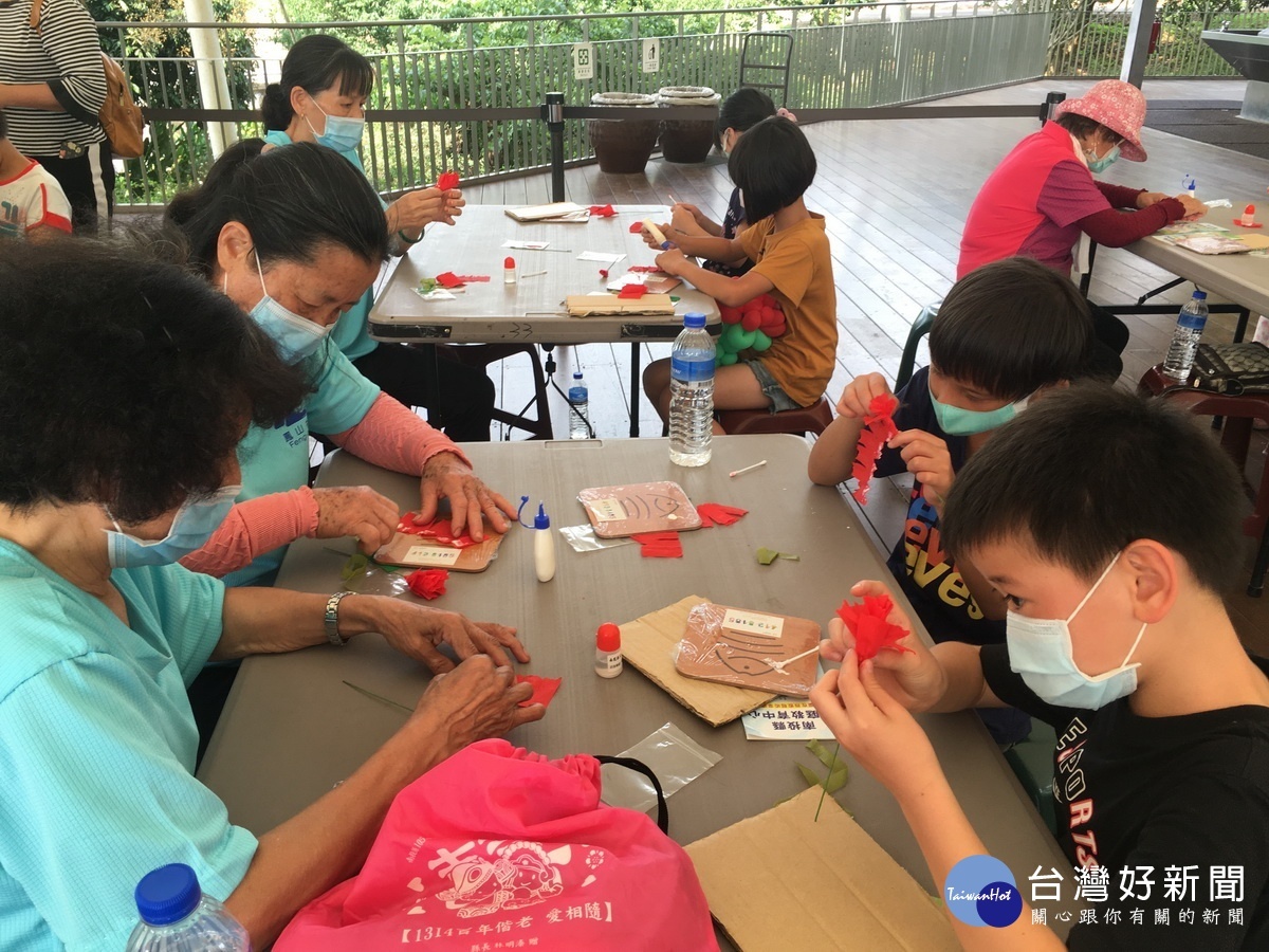 祖孫一同製作康乃馨。(記者扶小萍攝)