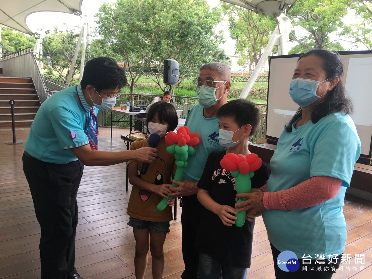 藍姓學童祝福阿公阿嬤過節快樂。(記者扶小萍攝)