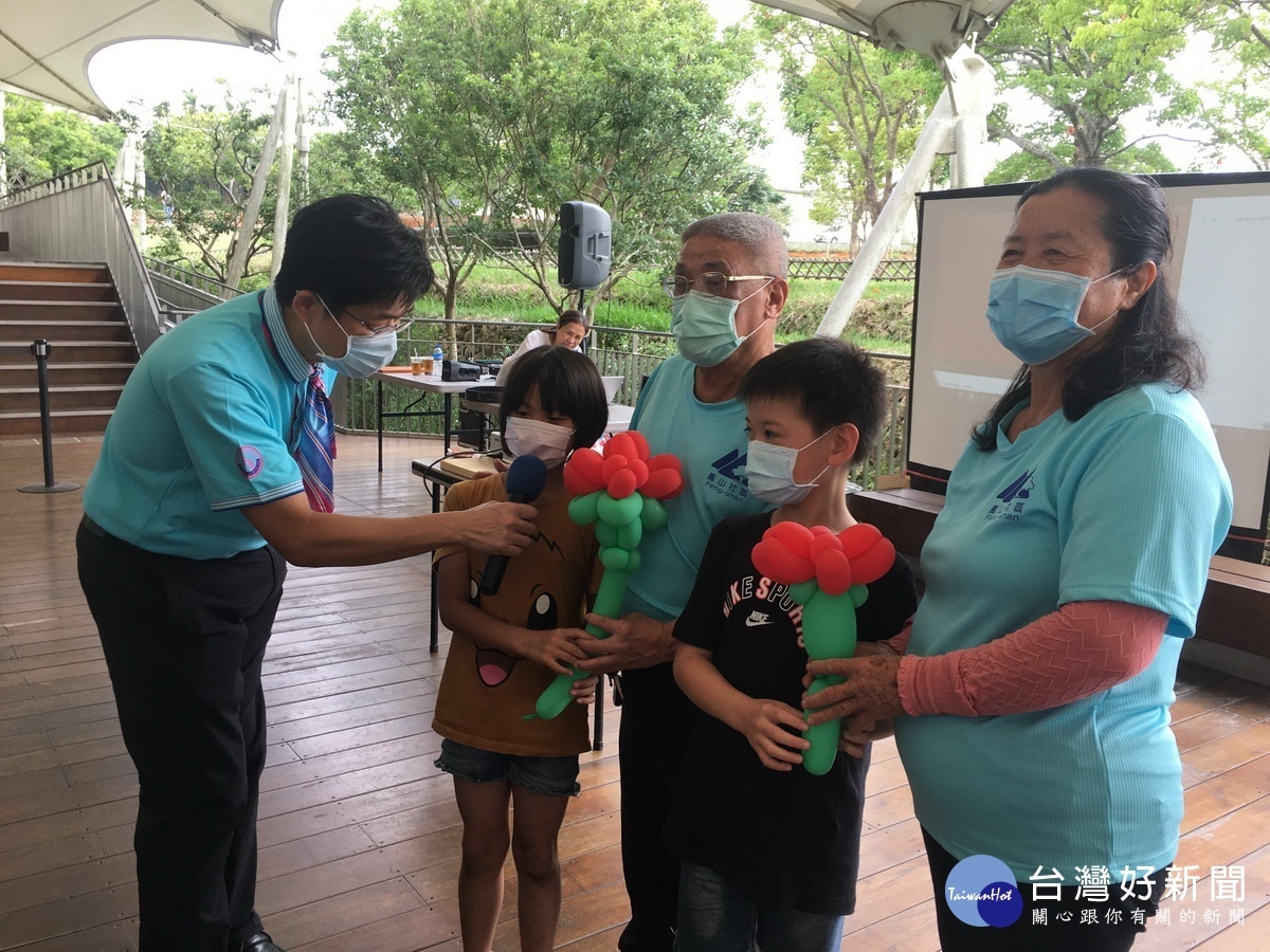 藍姓學童祝福阿公阿嬤過節快樂。（記者扶小萍攝）