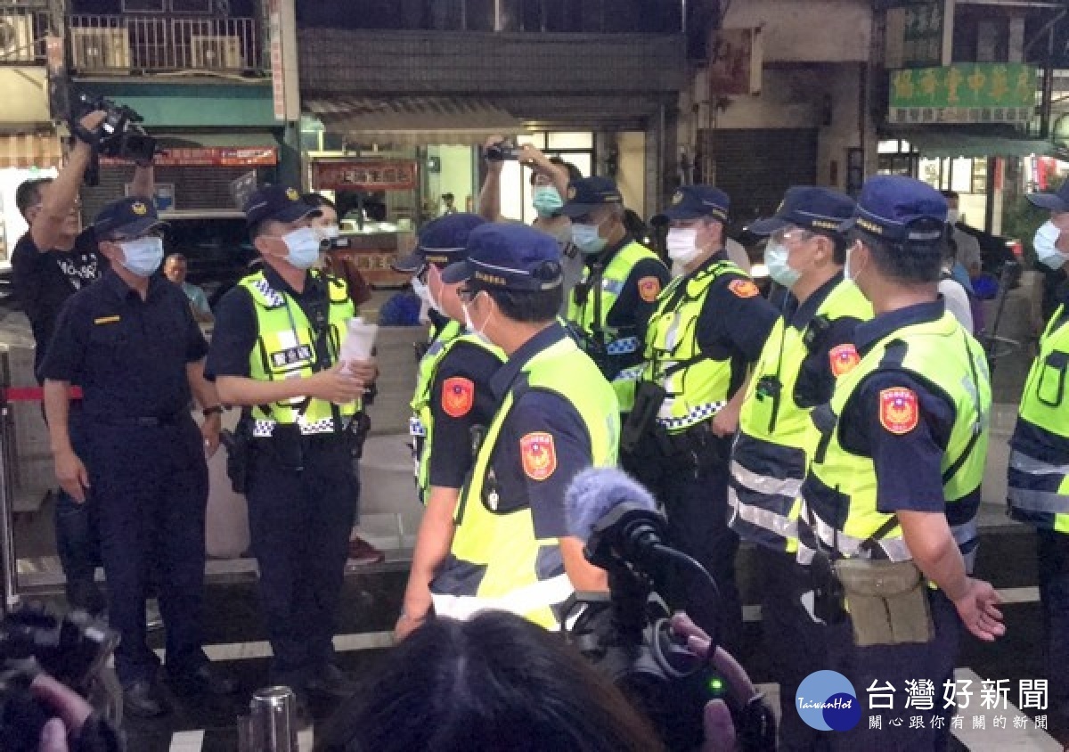 雲林縣警局為穩定縣轄治安,宣示執法決心,針對易生治安事件的營業場所及路段,綿密規劃擴大臨檢勤務,縣長張麗善與局長顏旺盛特前往慰勉執勤辛勞。