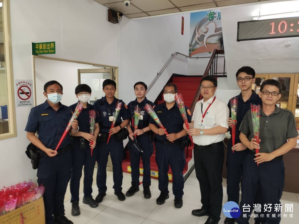平鎮警分局分局長李建民代為轉贈康乃馨,提前慰勞分局內的每位偉大的媽媽。