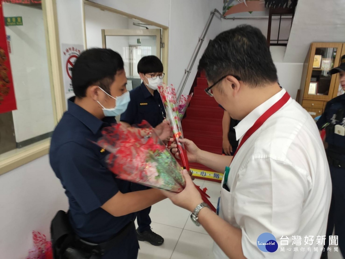 平鎮警分局分局長李建民代為轉贈康乃馨,提前慰勞分局內的每位偉大的媽媽。