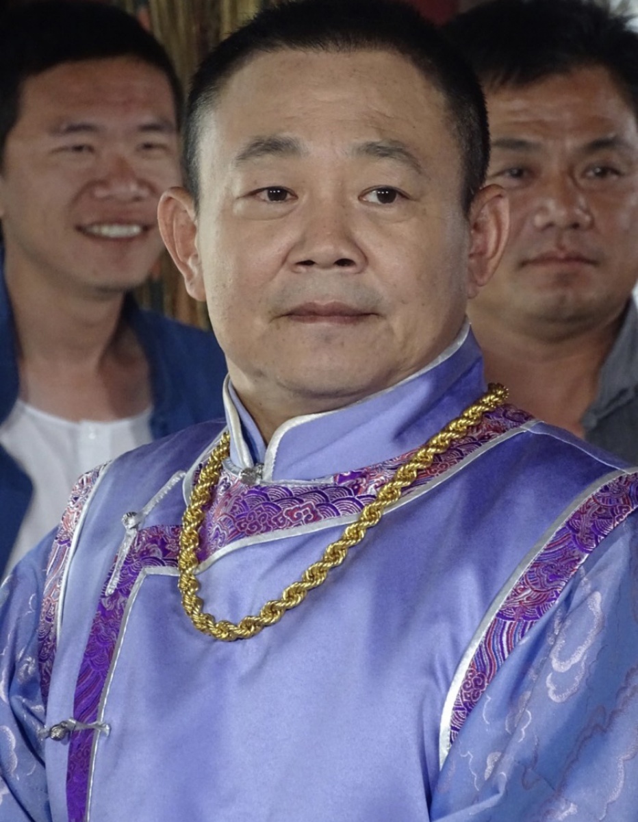 現今戲說台灣劇中鄭志偉髮量明顯增多,植髮後大家都說真的差太多。