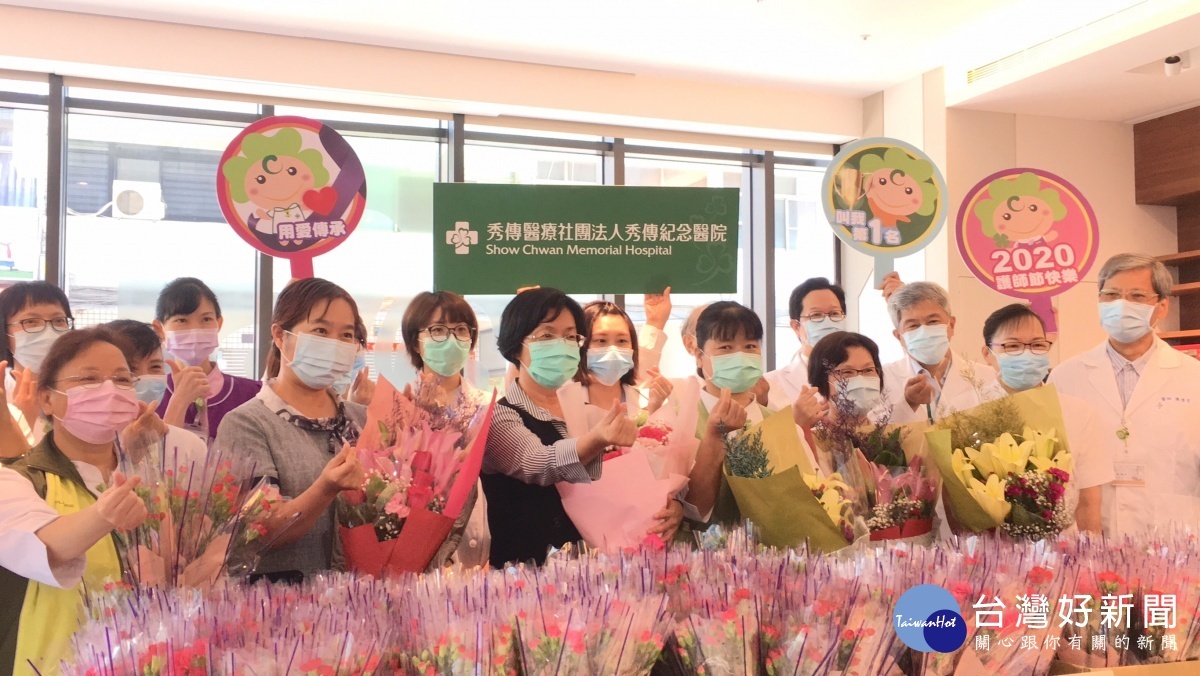 彰化縣長一早先到彰化秀傳醫院獻上康乃馨,向醫護人員致亦並表達感謝。圖/記者鄧富珍攝