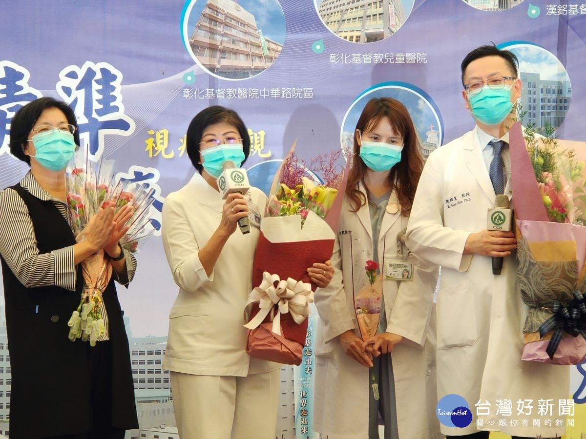 彰基醫院護理站醫護媽媽分享女兒孝順點滴,女兒藉機表達對母親感謝之意。左一為縣長王惠美,右伊為彰基醫院院長陳穆寬。圖/記者鄧富珍攝