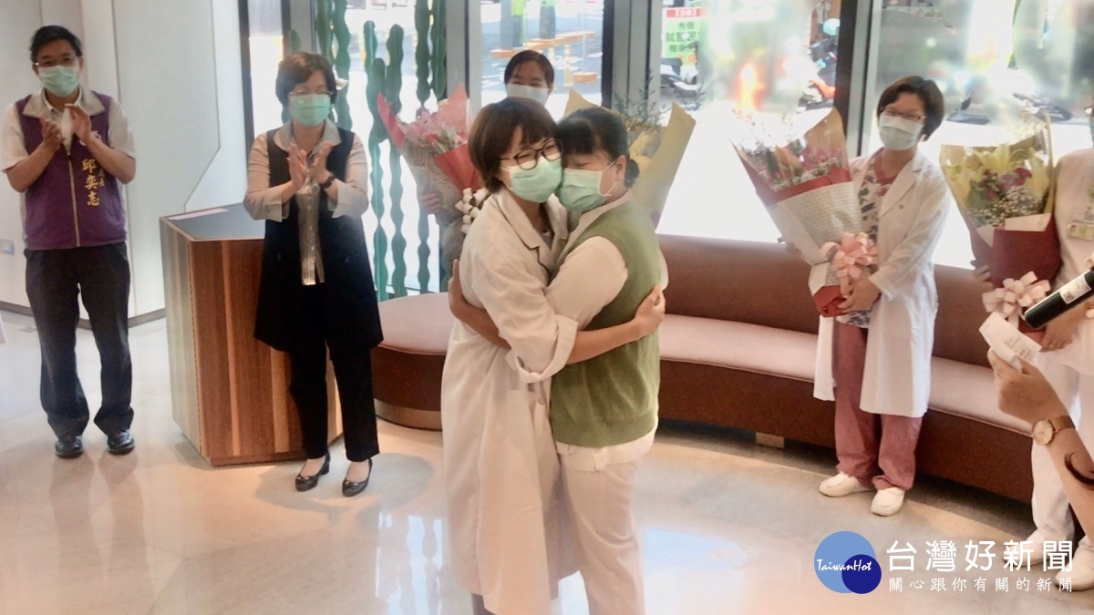 縣長送康乃馨向醫護媽媽致敬,二對母女護理師,女兒藉機表達對母親感謝之意。