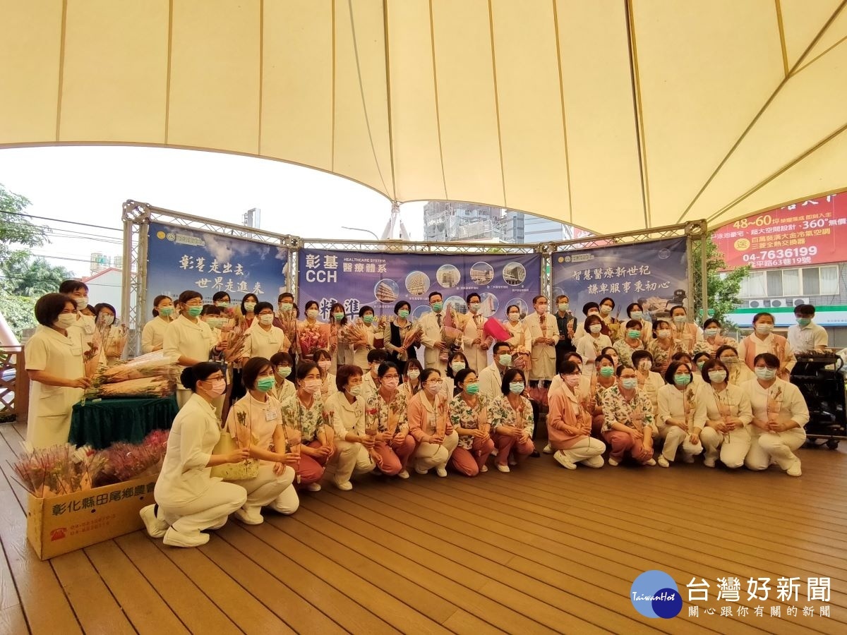 彰化縣長王惠美(右)獻上康乃馨,向彰基醫院新冠肺炎採檢醫院醫護媽媽致意與感謝。圖/記者鄧富珍攝