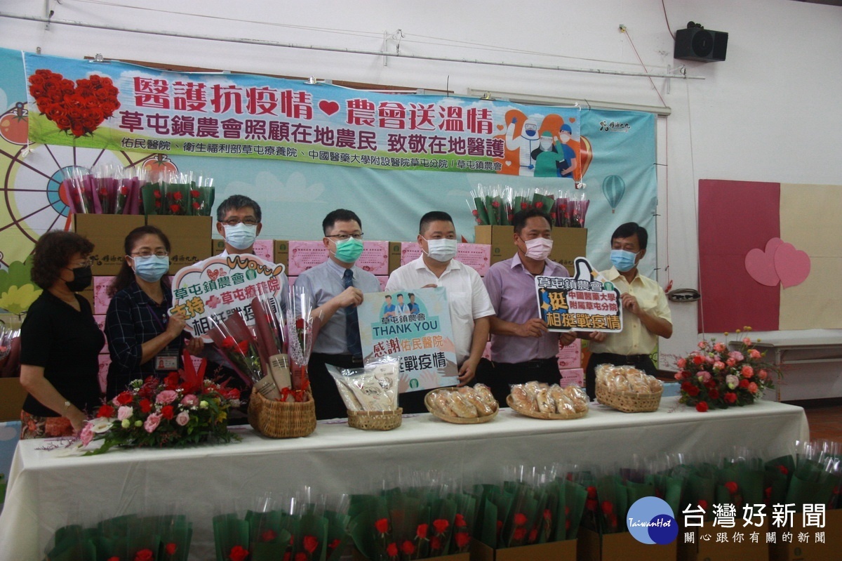 草屯農會贈轄內三家醫護人員麵包與玫瑰花。(記者扶小萍攝)