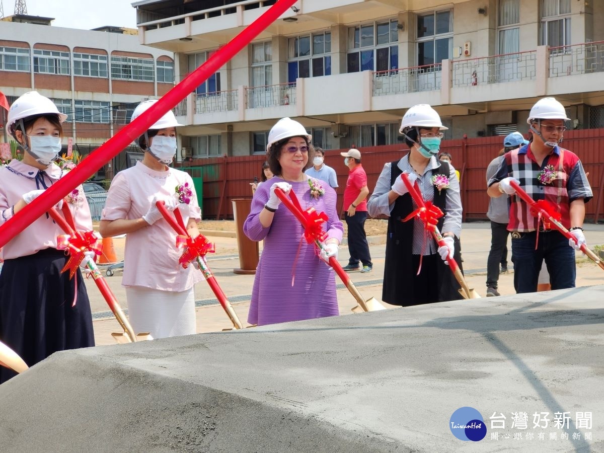 彰化高商「廣藝館」新建工程動土,總統府資政姚嘉文、教育部政務次長范巽綠、彰化縣長王惠美、彰化高商校長粘淑真等人進行動土儀式。圖/記者鄧富珍攝