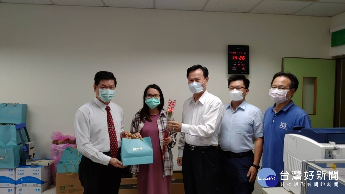 八德警分局贈康乃馨花束及咖啡禮盒,慰勉警察媽媽同仁們平日在工作崗上的付出與辛勞。