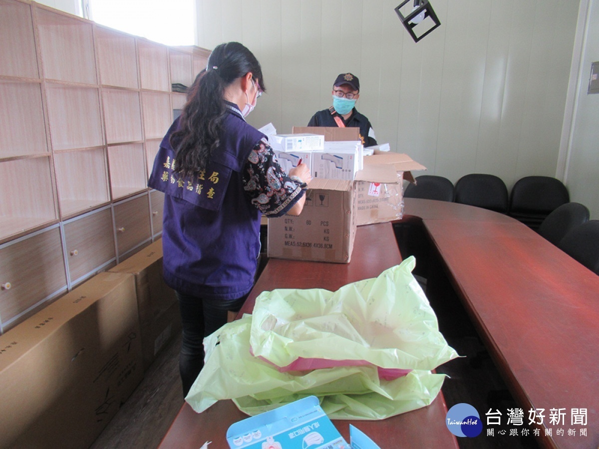 現場並查扣未申請許可證的額溫槍155支/嘉義縣府提供