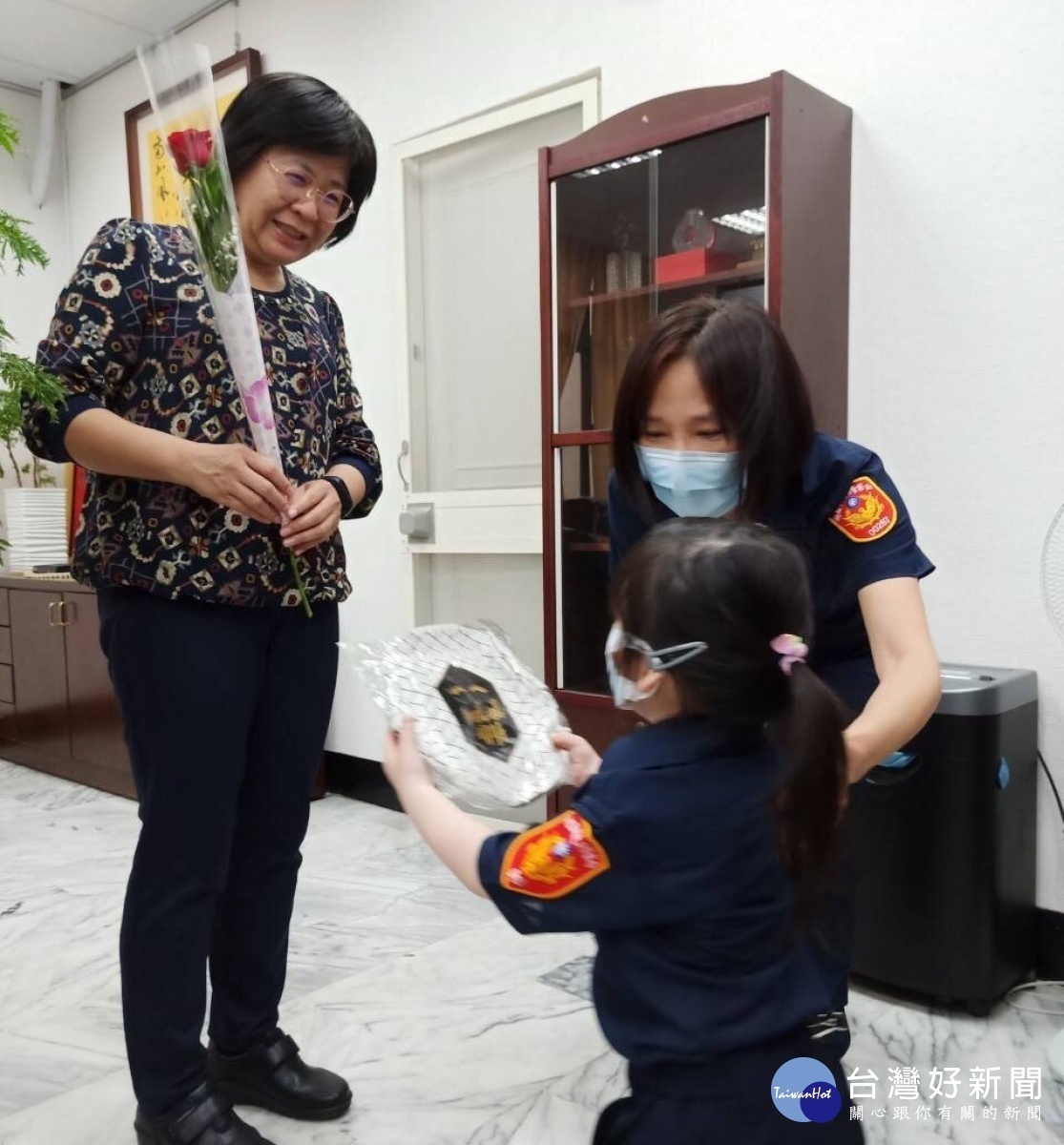 婦幼隊隊長盧昱嘉率同仁與身著小小警制服的可愛波麗士,手持鮮花與禮物,表達感謝之情、感恩之意。