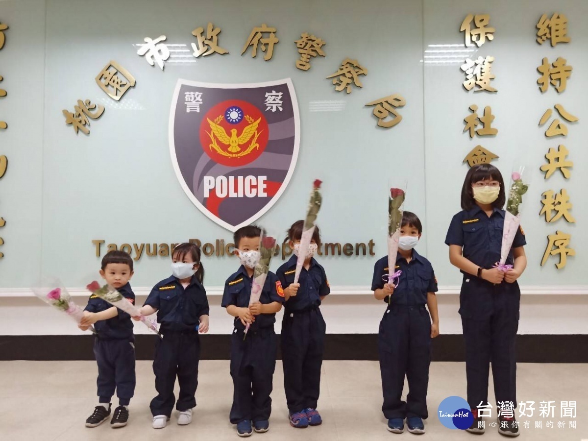 婦幼隊隊長盧昱嘉率同仁與身著小小警制服的可愛波麗士,手持鮮花與禮物,表達感謝之情、感恩之意。