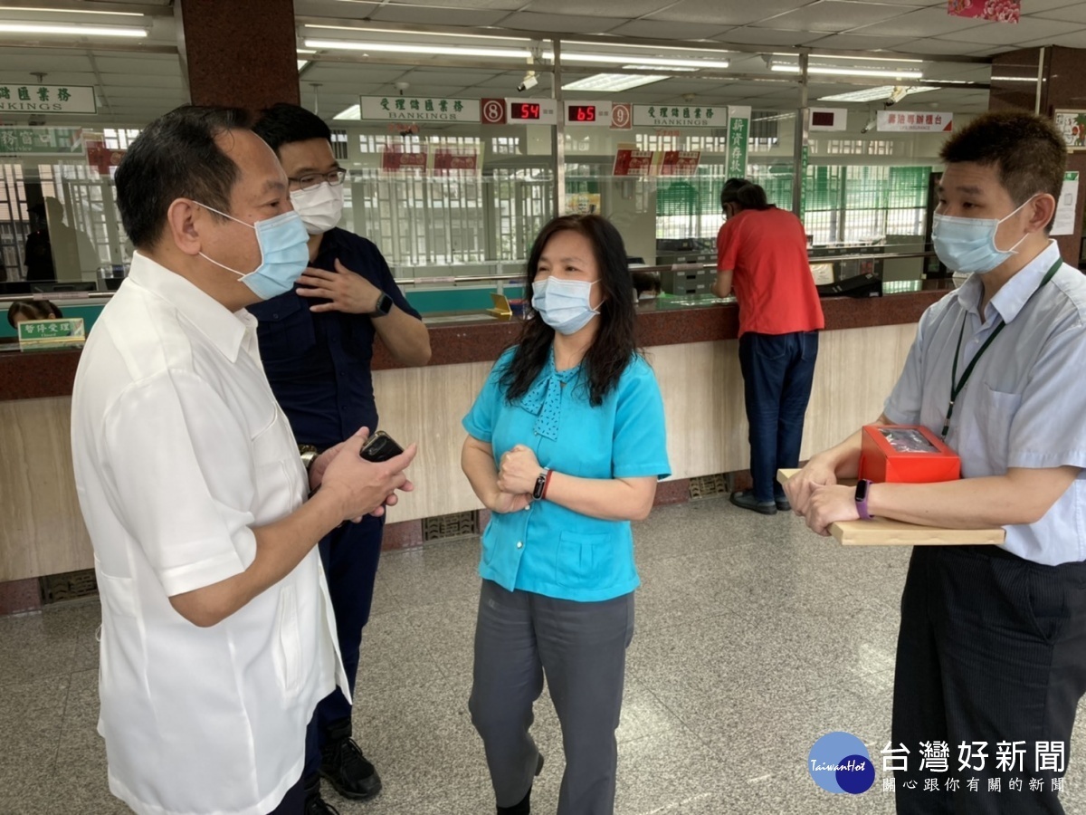 楊梅分局長林信雄和偵查隊曾喜青,感謝楊梅郵局行員機警的反應,並致贈感謝狀。