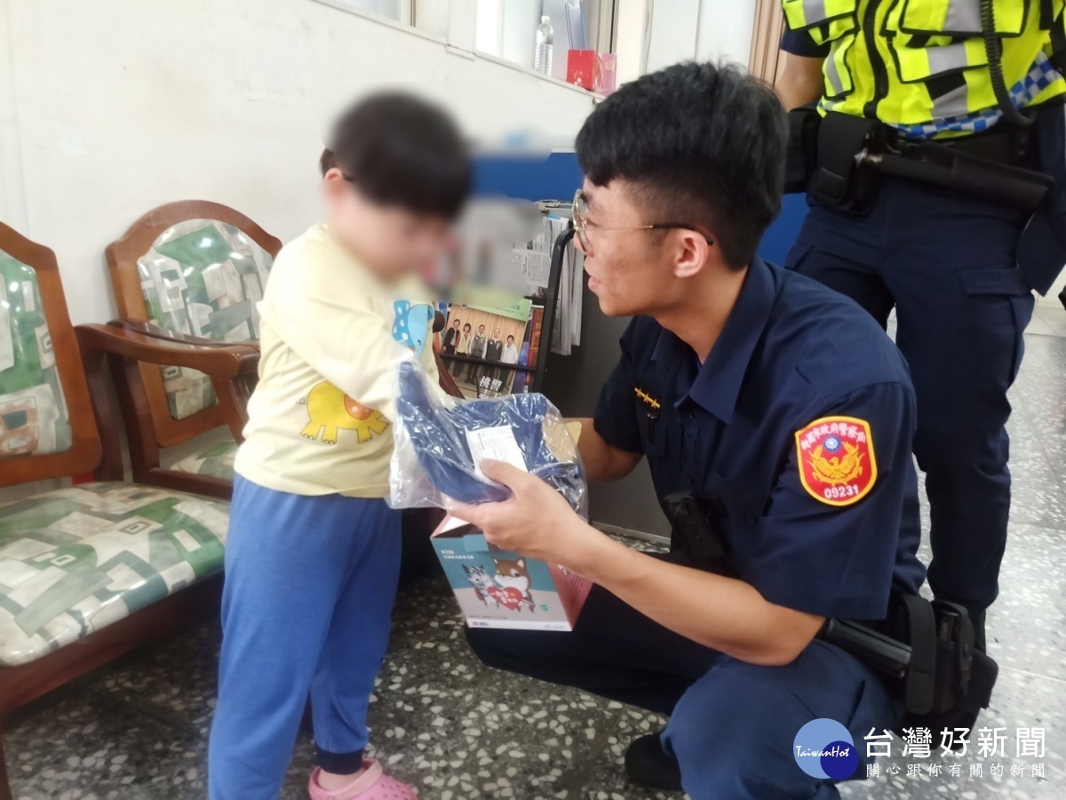小女孩迷途獨自行走,龜山警方及時發現送返家。