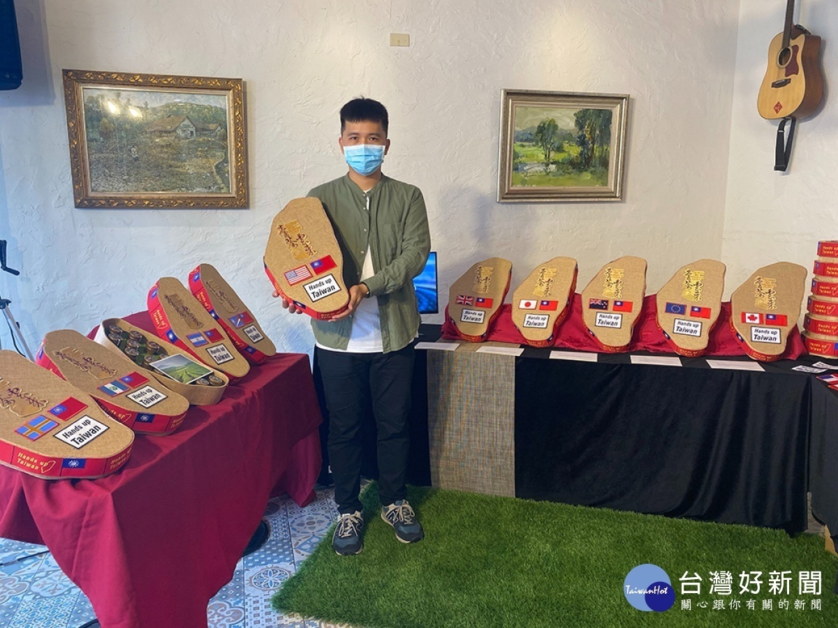 台灣茶農邀請鄭庭佑設計「台灣抗疫禮盒」,禮盒印上各友好國家國旗,要讓各國感受台灣濃濃的人情味/陳致愷攝影