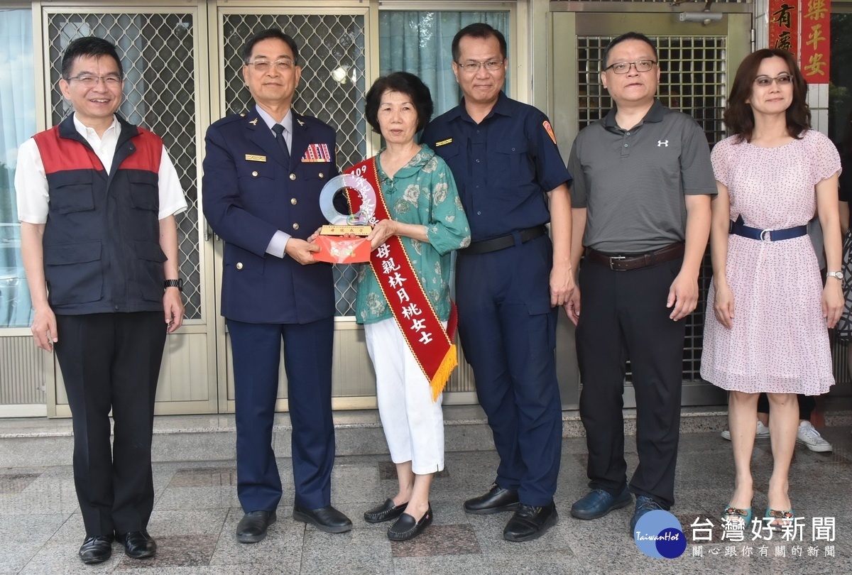 南投縣警局長陳木樹表揚模範母親。(警局提供)