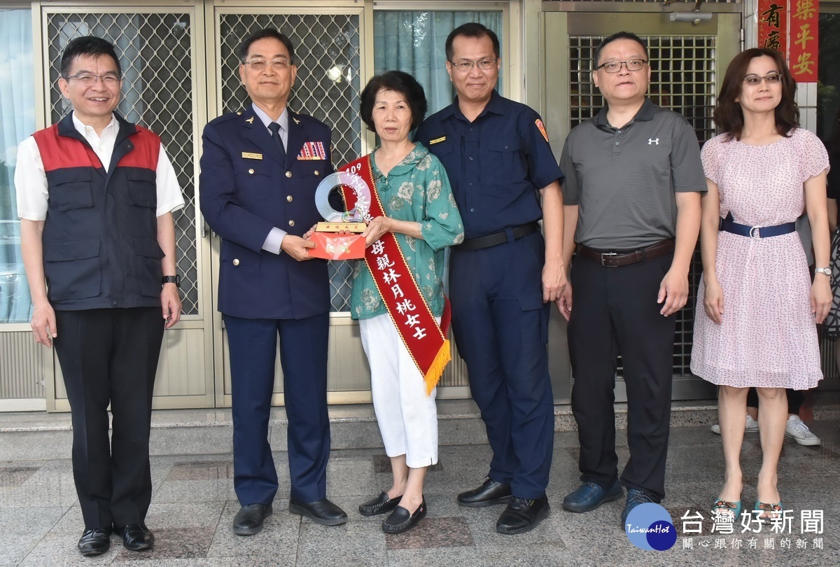 南投縣警局長陳木樹表揚模範母親。（警局提供）