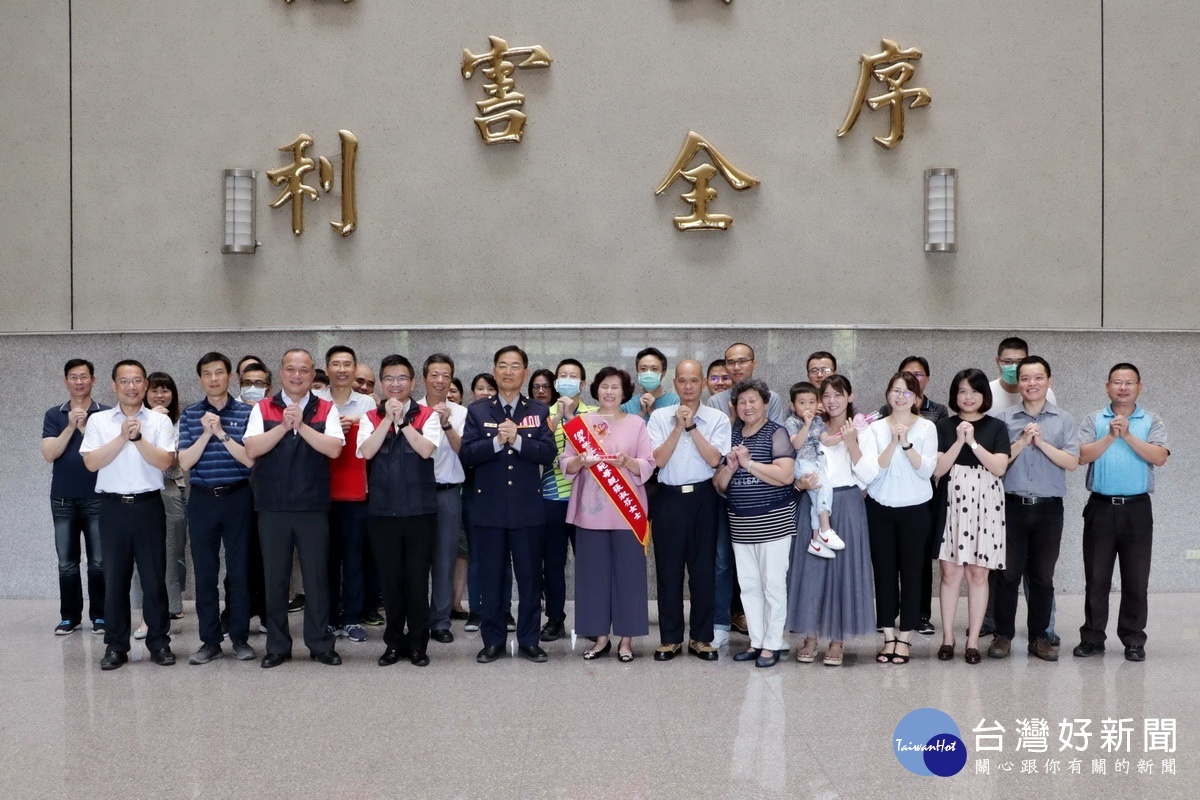 南投縣警局表揚模範母親,家人分享榮耀。(警局提供)
