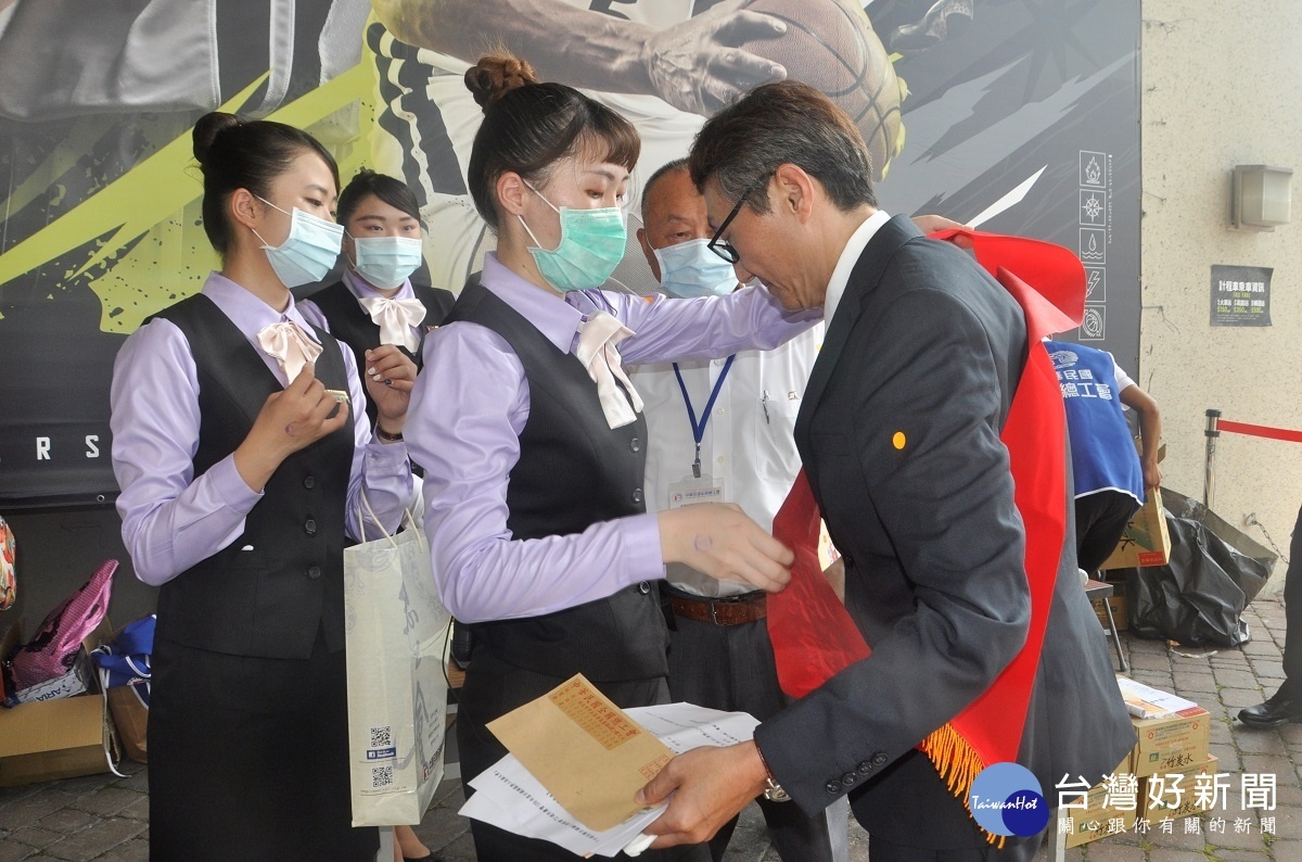 受到新冠肺炎疫情影響建國科大親善大使仍然依規定戴著口罩為全國模範勞工表揚大會擔任禮儀服務。