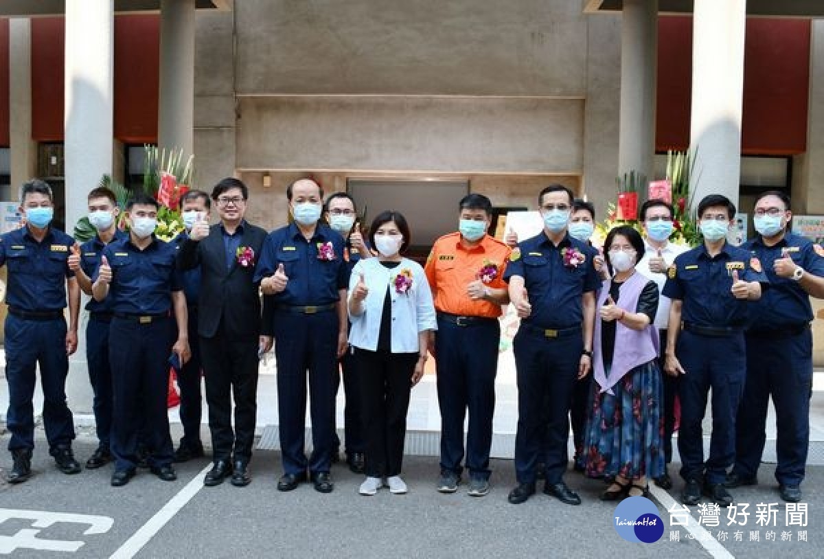 「雲林縣智慧交通中心」由縣長張麗善、警察局長顏旺盛及交通警察隊隊長曾智揚等共同揭牌，除提供民眾即時交通資訊，亦加強治安的守護，讓為非作歹的嫌犯無所遁形。