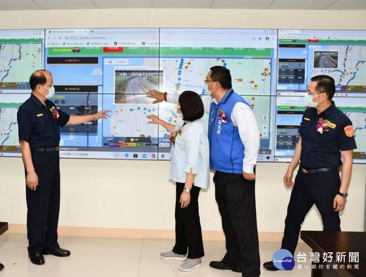 「雲林縣智慧交通中心」由縣長張麗善、警察局長顏旺盛及交通警察隊隊長曾智揚等共同揭牌，除提供民眾即時交通資訊，亦加強治安的守護，讓為非作歹的嫌犯無所遁形。