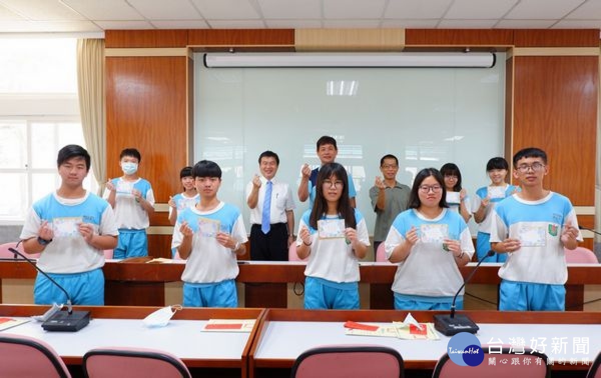 北港高中TOEIC成績大有斬獲，許多來自偏鄉的學生獲得高分，文教基金董事王文煇特頒發獎學金，嘉勉成績優異的同學，期許善用國際溝通工具，開拓自己宏觀的視野。